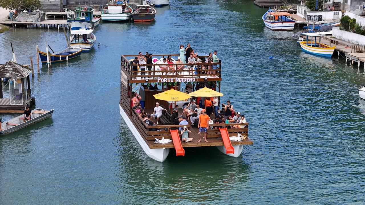 Passeio de catamarã